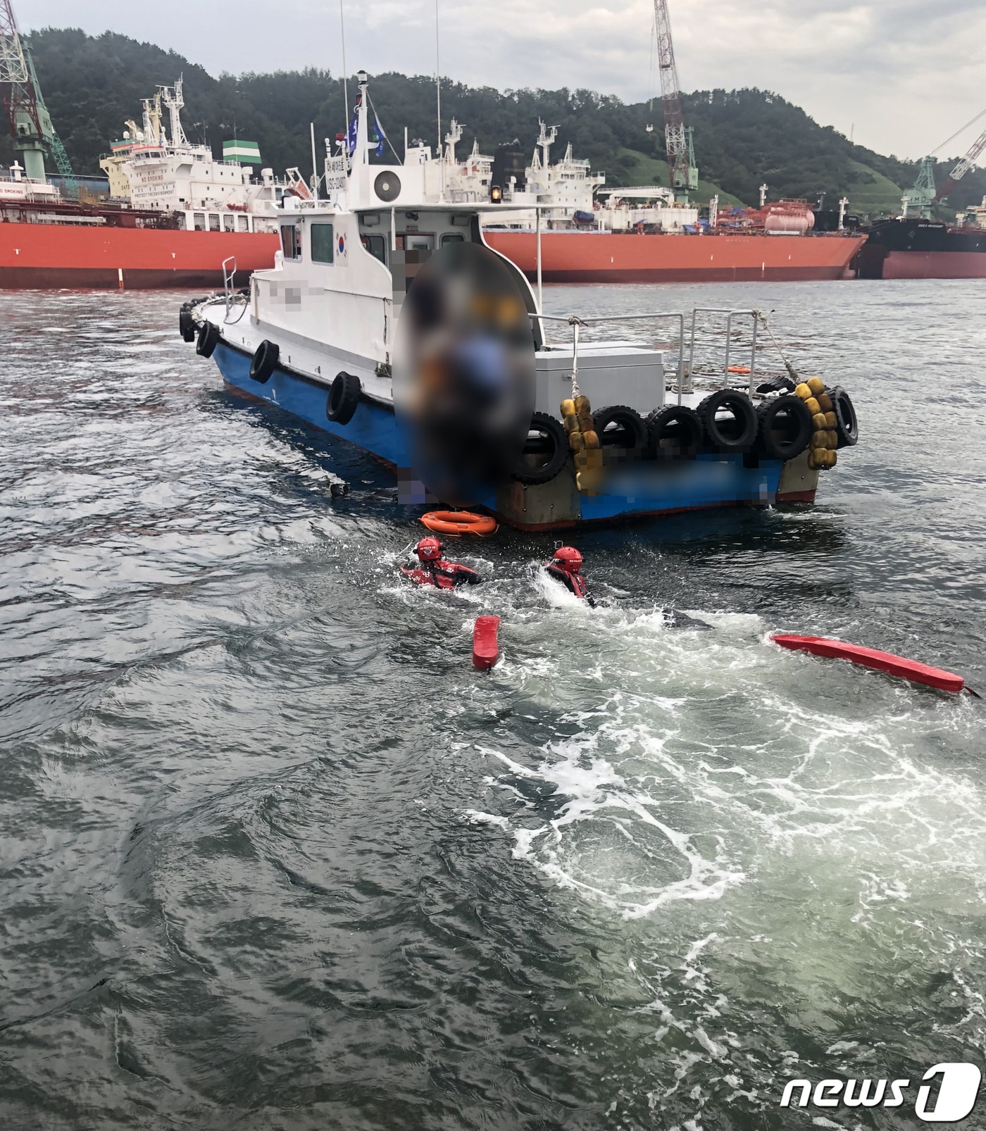 16일 오전 10시35분께 울산시 남구 장생포 울산항 M-1 묘박지에서 선원 1명이 해상에 추락하는 사고가 발생해 해경이 구조작업을 하고 있다. (울산해경 제공)