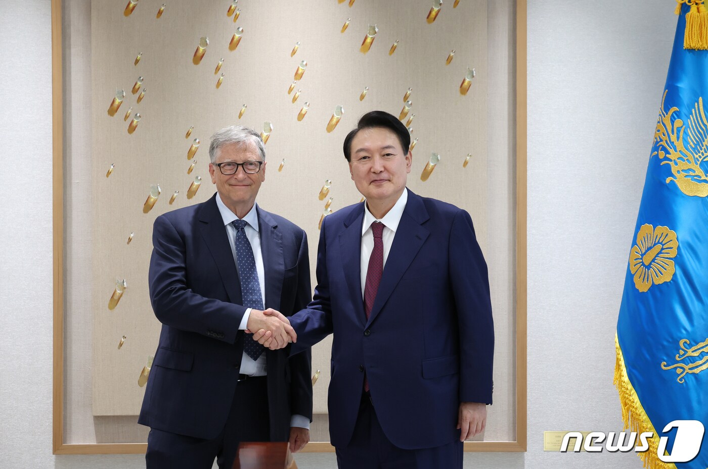 윤석열 대통령이 16일 오후 용산 대통령실에서 빌 게이츠 '빌 앤 멜린다 게이츠 재단' 공동 이사장과 악수하고 있다. (대통령실 제공) 2022.8.16/뉴스1 ⓒ News1 오대일 기자