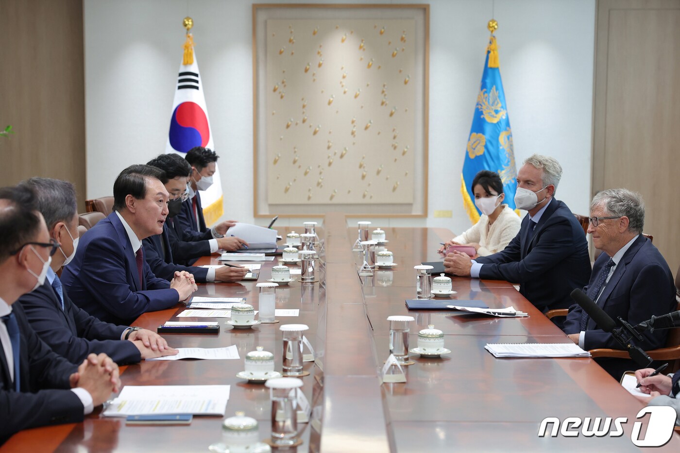윤석열 대통령이 16일 오후 용산 대통령실에서 빌 게이츠 '빌 앤 멜린다 게이츠 재단' 공동 이사장을 접견하고 있다. (대통령실 제공) 2022.8.16/뉴스1 ⓒ News1 오대일 기자