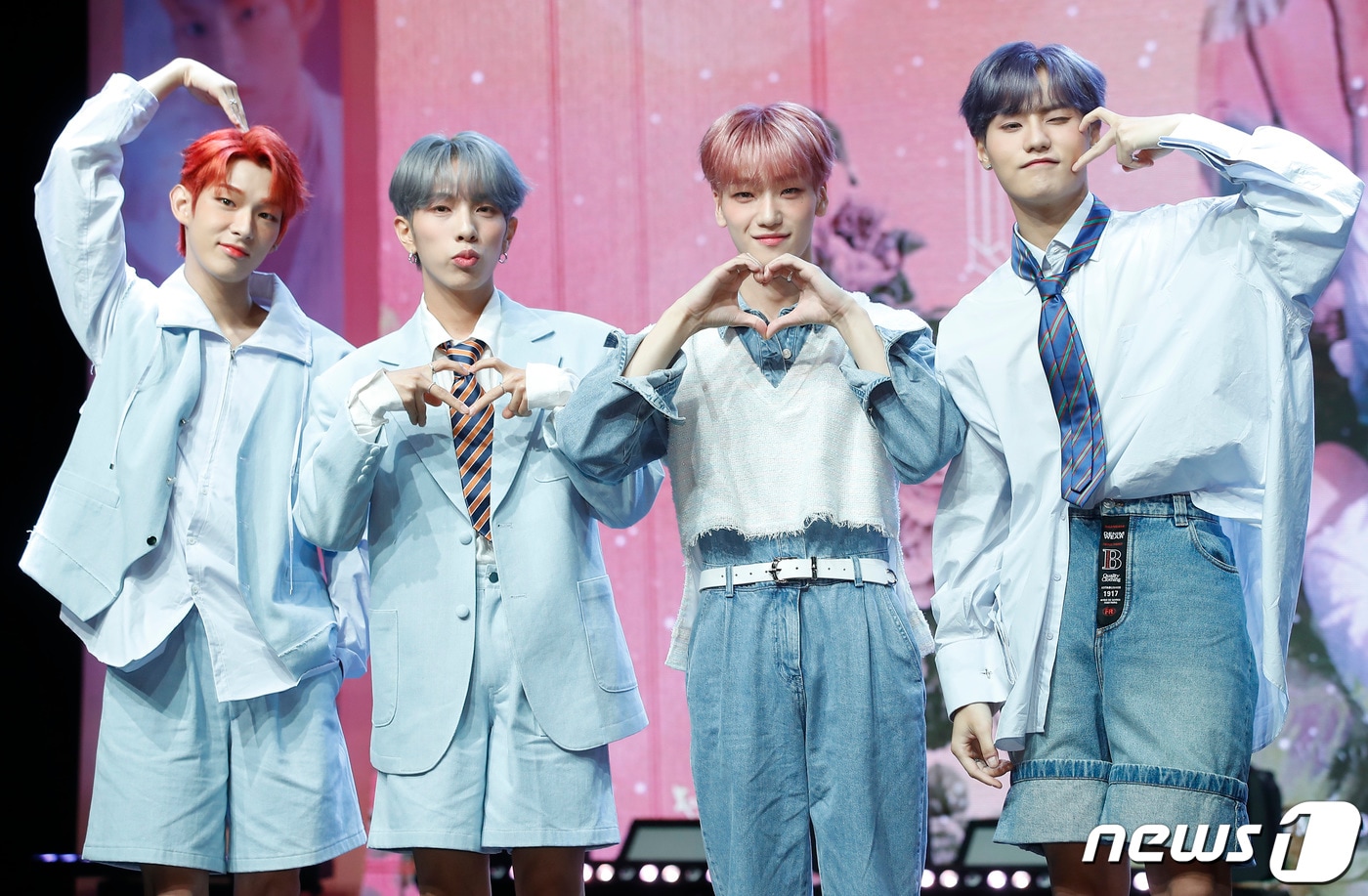 그룹 루미너스 스티븐(왼쪽부터)과 수일, 영빈, 우빈이 17일 오후 서울 청담동 일지아트홀에서 진행된 첫 번째 정규앨범 '루미너스 인 원더랜드(LUMINOUS in WONDERLAND)' 쇼케이스에서 포즈를 취하고 있다. 2022.8.17/뉴스1 ⓒ News1 권현진 기자