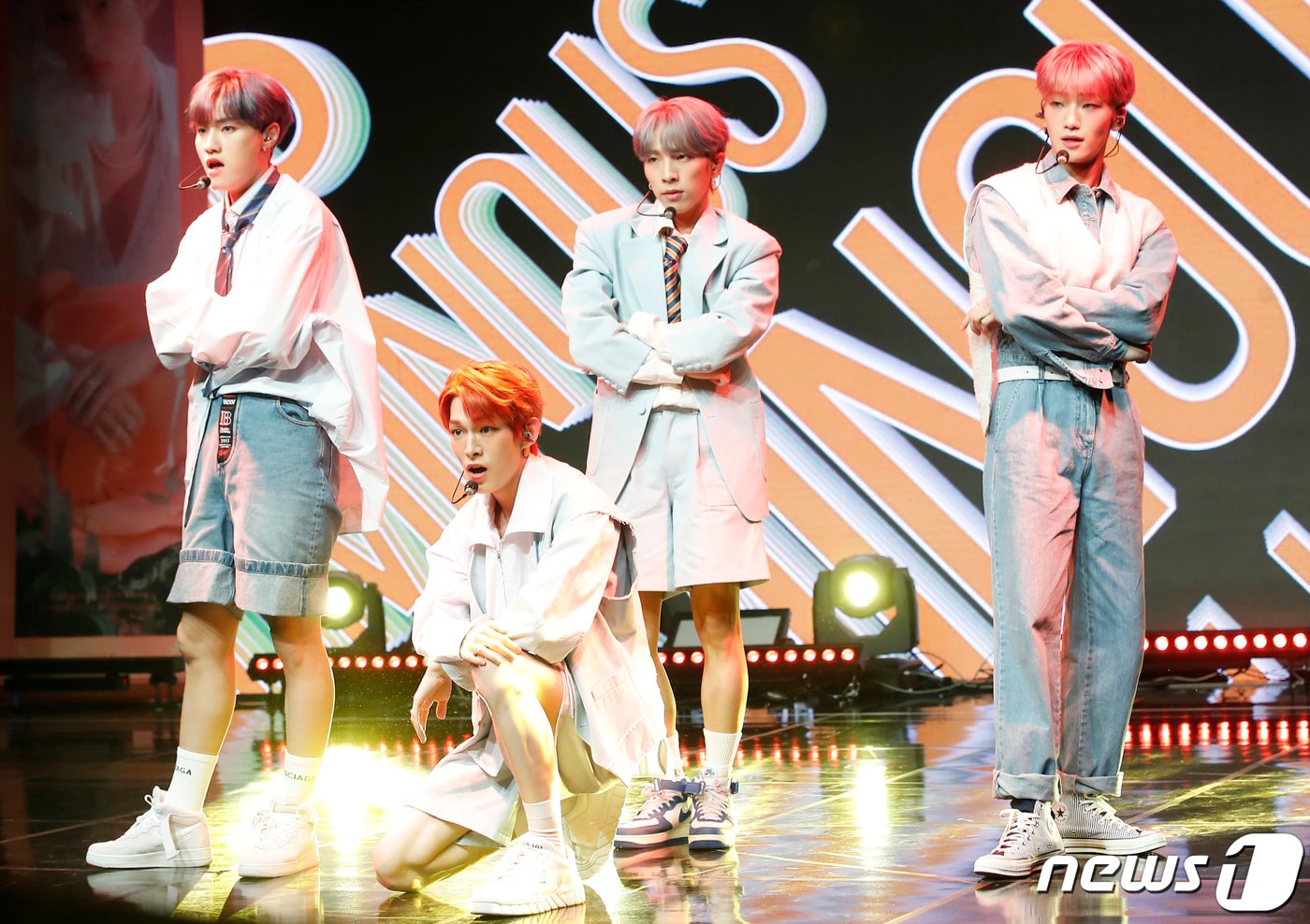 그룹 루미너스 우빈(왼쪽부터)과 스티븐, 수일, 영빈이 17일 오후 서울 청담동 일지아트홀에서 진행된 첫 번째 정규앨범 '루미너스 인 원더랜드(LUMINOUS in WONDERLAND)' 쇼케이스에서 타이틀곡 '엔진(Engine)'을 열창하고 있다. 2022.8.17/뉴스1 ⓒ News1 권현진 기자