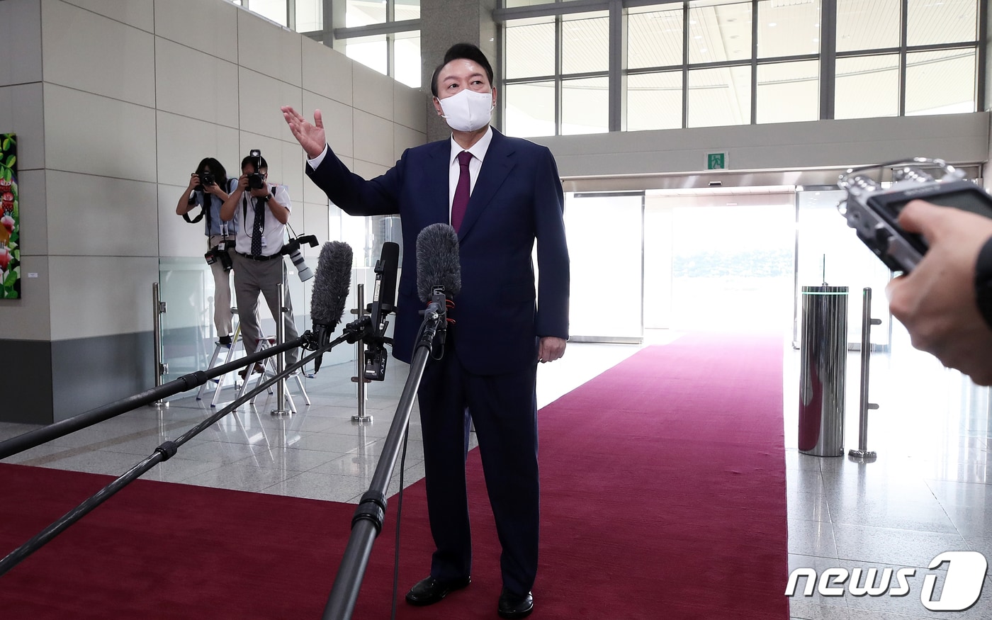 윤석열 대통령이 18일 오전 용산 대통령실 청사에서 열린 출근길 문답(도어스테핑)에서 취재진의 질문에 답하고 있다. 2022.8.18/뉴스1 ⓒ News1 오대일 기자