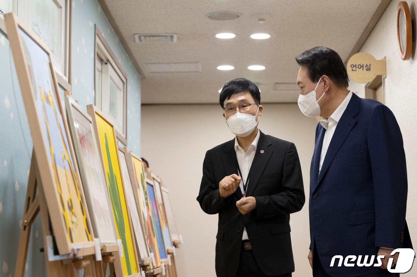 윤석열 대통령이 18일 오후 서울 강남구 충현복지관을 방문, 발달장애인 교육생들의 그림 작품을 살펴보고 있다. &#40;대통령실 제공&#41; 2022.8.18/뉴스1 ⓒ News1 오대일 기자