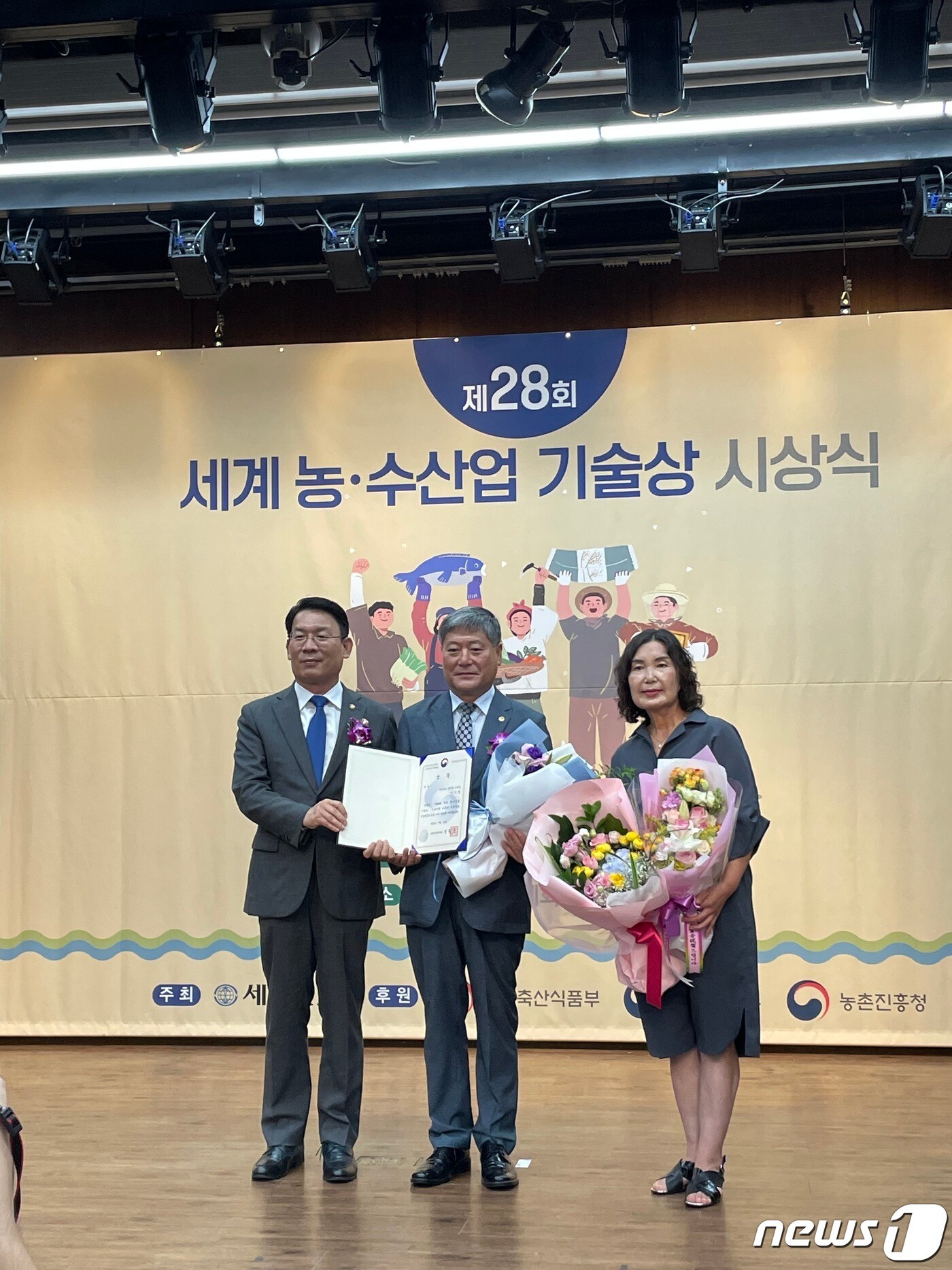 전북 완주군은 이기성 완주군 청운농장 대표(사진 가운데)가 '세계 농·수산업기술상' 대상을 수상했다고 19일 밝혔다.(완주군 제공)2022.8.19/뉴스 1