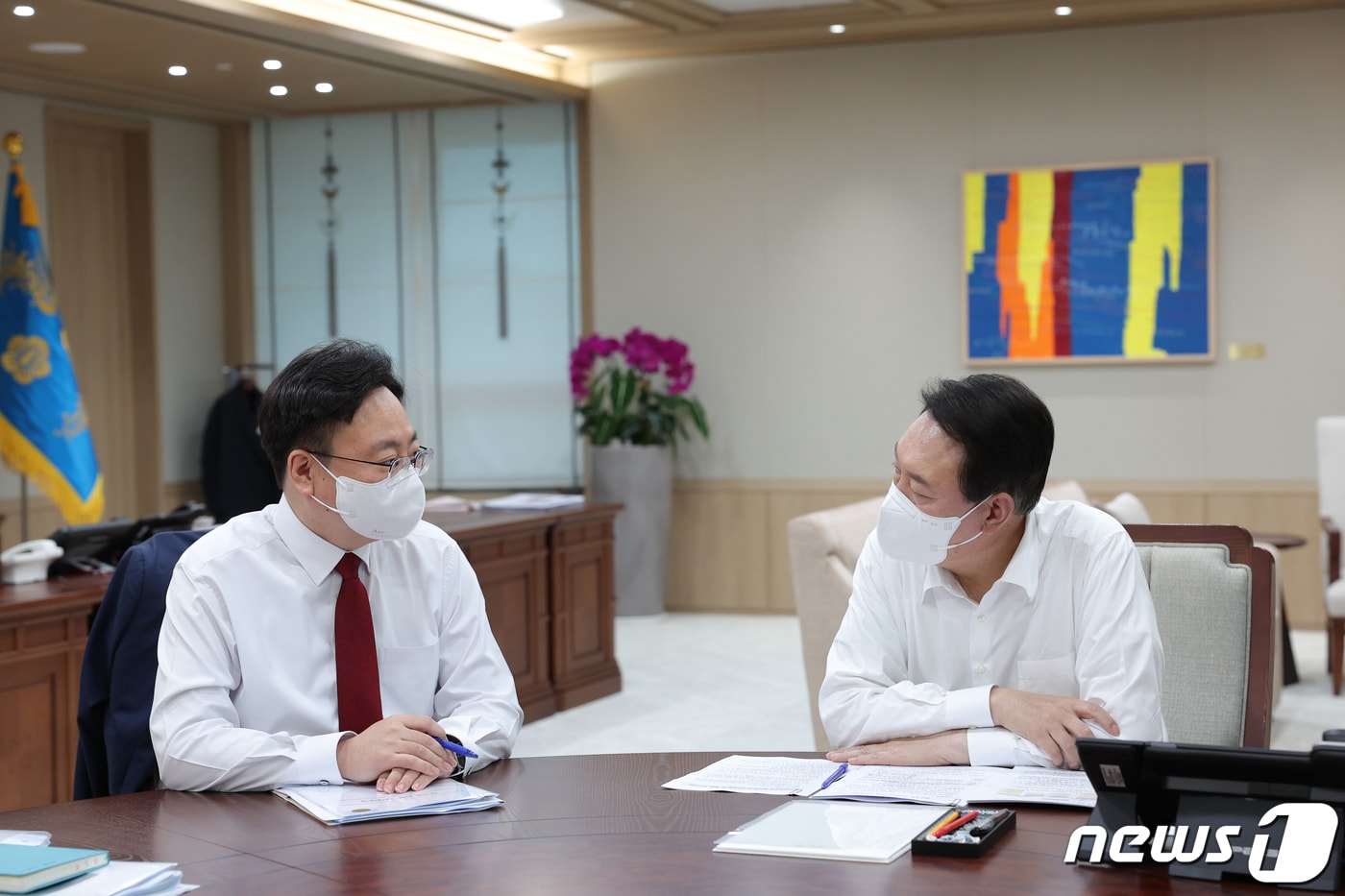 윤석열 대통령이 19일 용산 대통령실 청사에서 조규홍 보건복지부 1차관으로부터 업무보고를 받고 있다. (대통령실 제공) 2022.8.19/뉴스1 ⓒ News1 오대일 기자