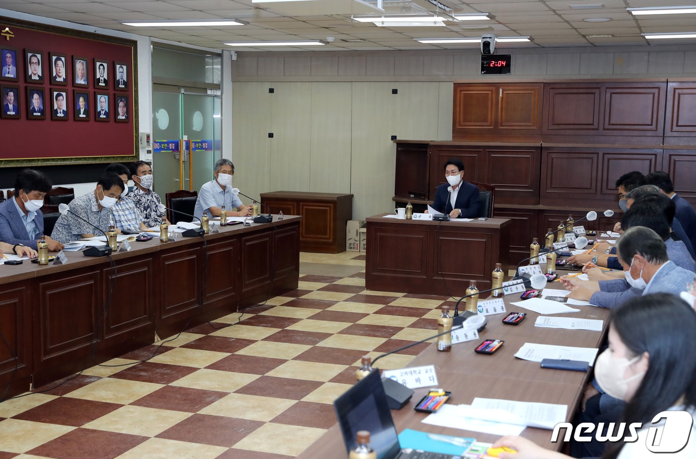 고창군은 2일 오후 군청 2층 상황실에서 ‘고창 동학농민혁명 비지정 문화재 향토문화유산 지정을 위한 학술조사 용역’ 중간보고회를 개최했다. 심덕섭 군수가 인삿말을 하고 있다.ⓒ 뉴스1