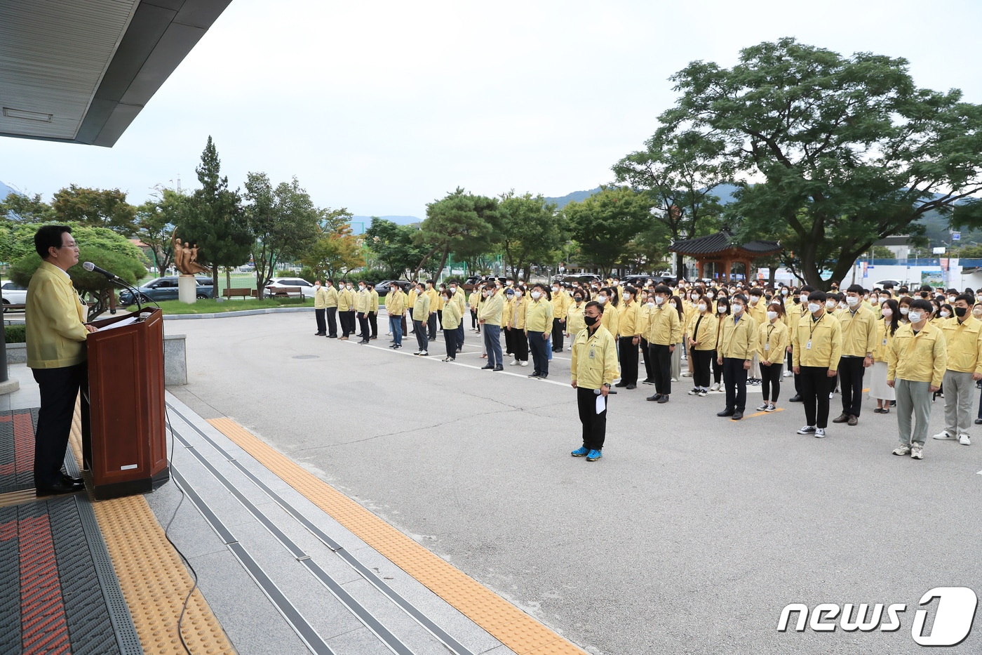 전북 고창군이 ‘국가비상사태 대비’ 정부기능 정상화를 위한 2022년 을지연습의 성공적인 추진을 위해 22일 오전 6시30분 공무원 비상소집훈련을 실시했다. 심덕섭 고창군수가 최순필 행정지원팀장으로부터 비상소집 훈련 보고를 받고 있다.&#40;고창군 제공&#41;