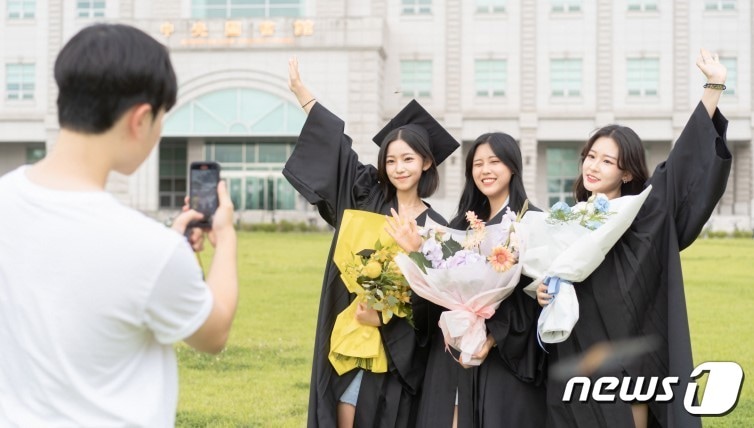 2021학년도 후기 학위수여식이 열린 22일 전북대학교에서 졸업생들이 기념사진을 찍고 있다.(전북대 제공)