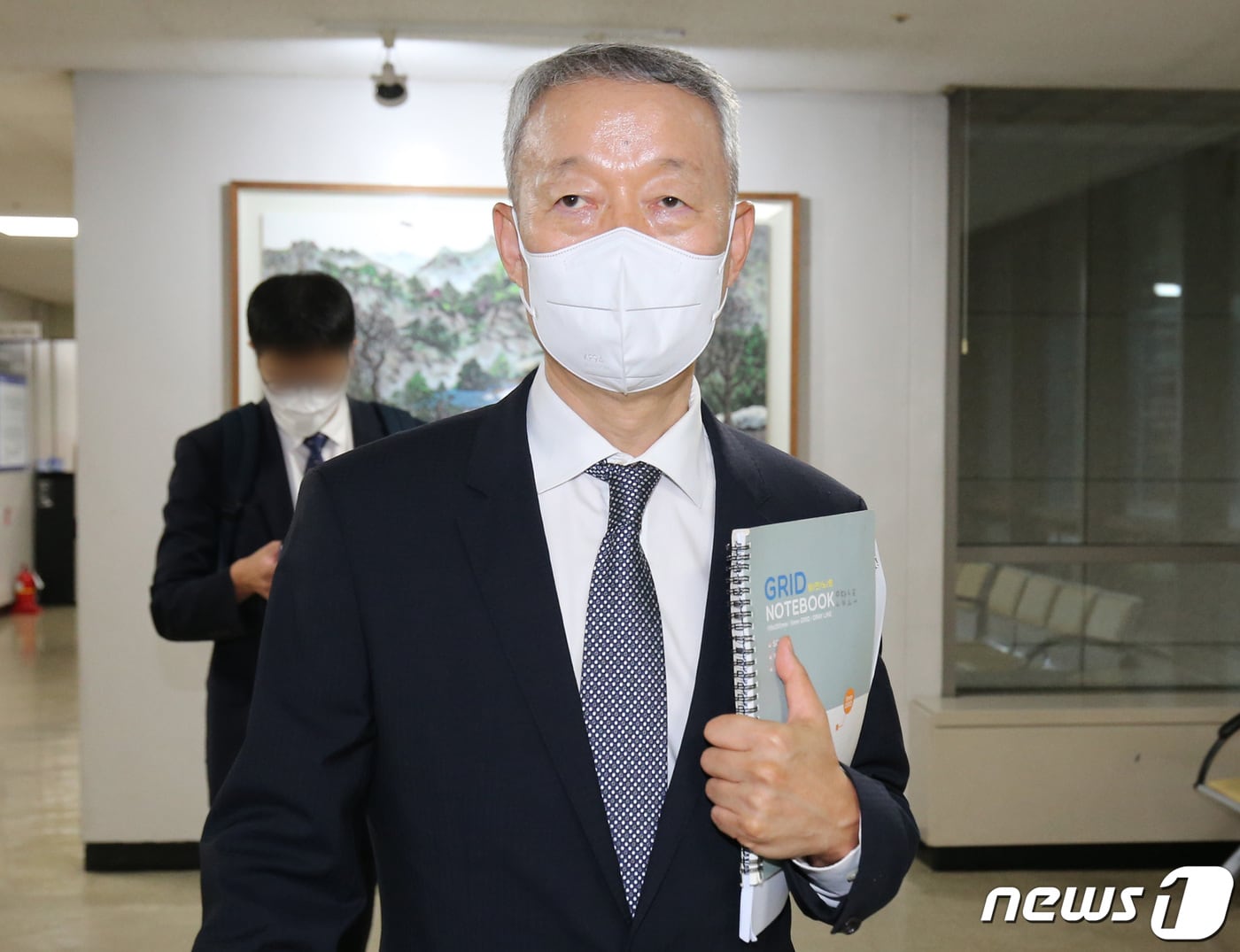 백운규 전 산업통상자원부장관이 월성원전 조기 폐쇄와 관련해 직권남용 권리행사 방해·업무방해 혐의로 재판을 받기 위해 대전지방법원에 출석하고 있다. 2022.8.23/뉴스1 ⓒ News1 김기태 기자