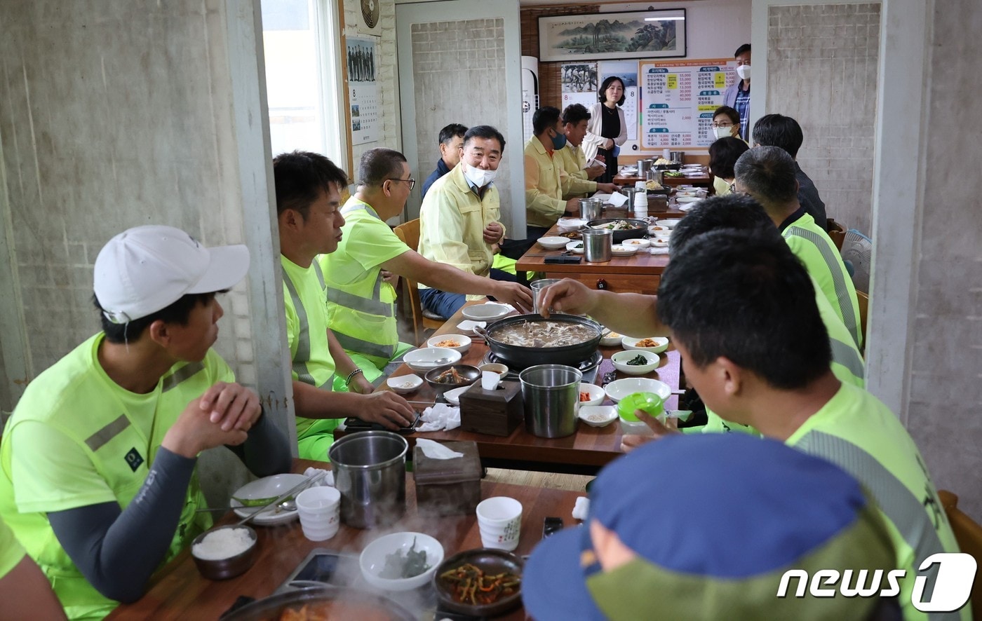  계룡시의회 환경미화원 초청 오찬 간담회 모습. &#40;계룡시의회 제공&#41;