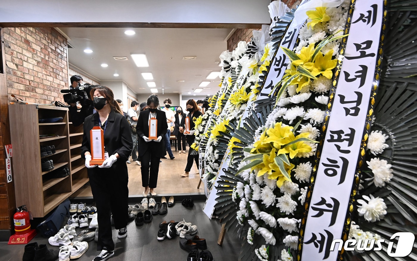 병환과 생활고를 견디다 못해 안타깝게 세상을 등진 수원 세 모녀의 발인이 26일 오전 경기 수원시 권선구 수원중앙병원 장례식장에서 엄수되고 있다. (공동취재) 2022.8.26/뉴스1 ⓒ News1 김영운 기자
