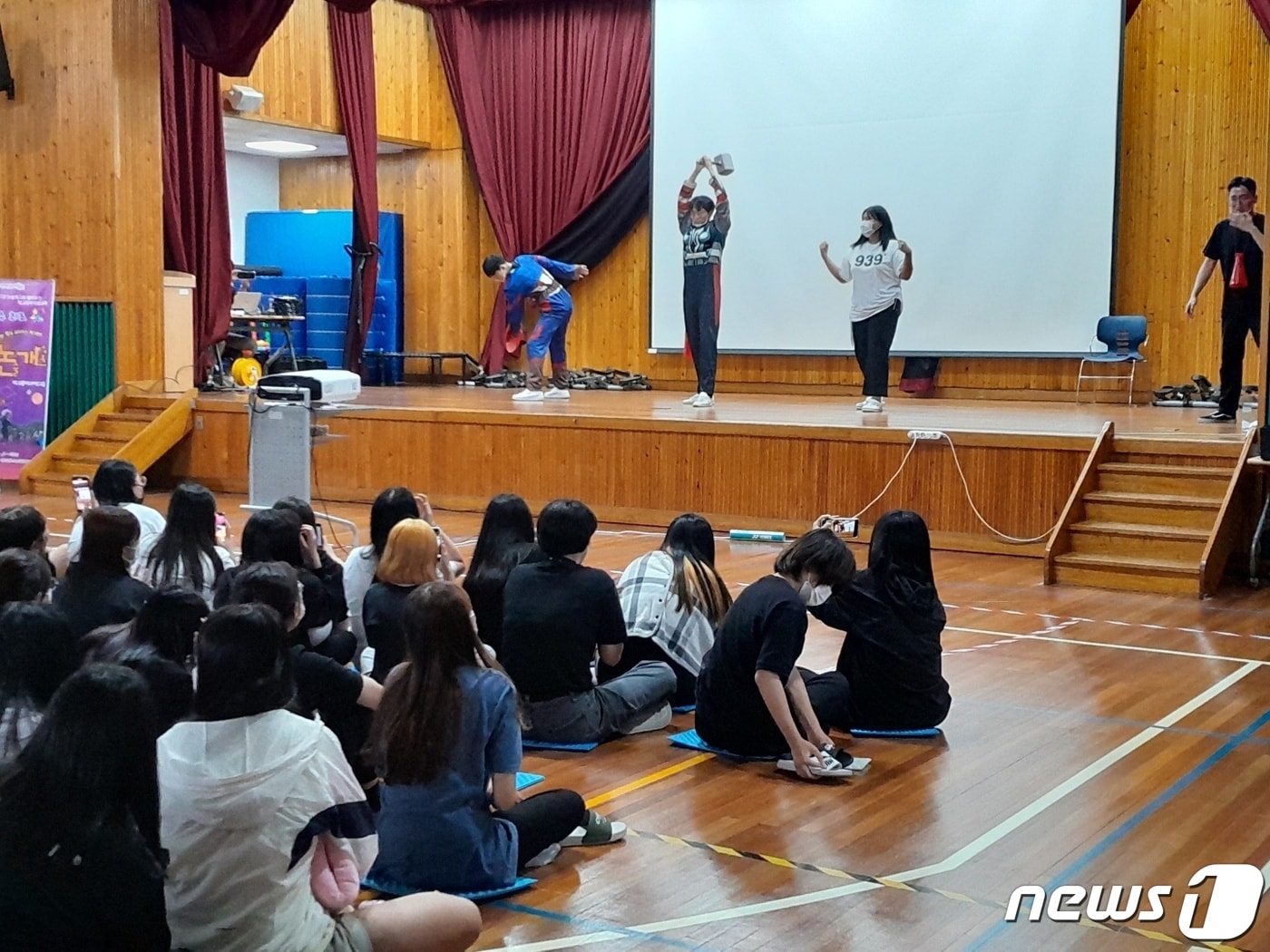 26일 전북 진안군이 진안여자중학교 강당에서 학교폭력과 왕따 예방을 위한 ‘학교폭력예방 논술개그’ 공연을 진행하고 있다.&#40;진안군제공&#41;2022.8.26/뉴스1