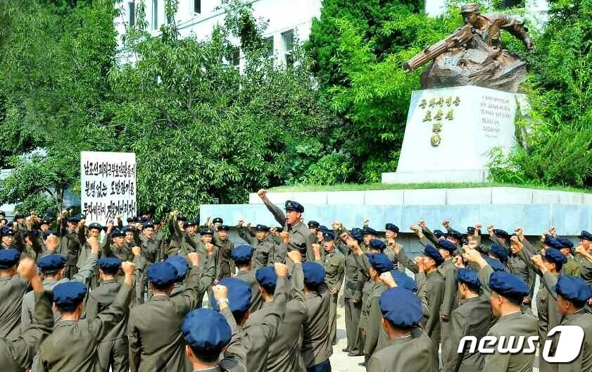 (평양 노동신문=뉴스1) = 북한 조선노동당 기관지 노동신문이 28일 '청년절'을 맞아 과거 혁명연대마다 발휘된 북한 청년세대의 위훈들을 선전했다. [국내에서만 사용가능. 재배포 금지. DB 금지. For Use Only in the Republic of Korea. Redistribution Prohibited] rodongphoto@news1.kr