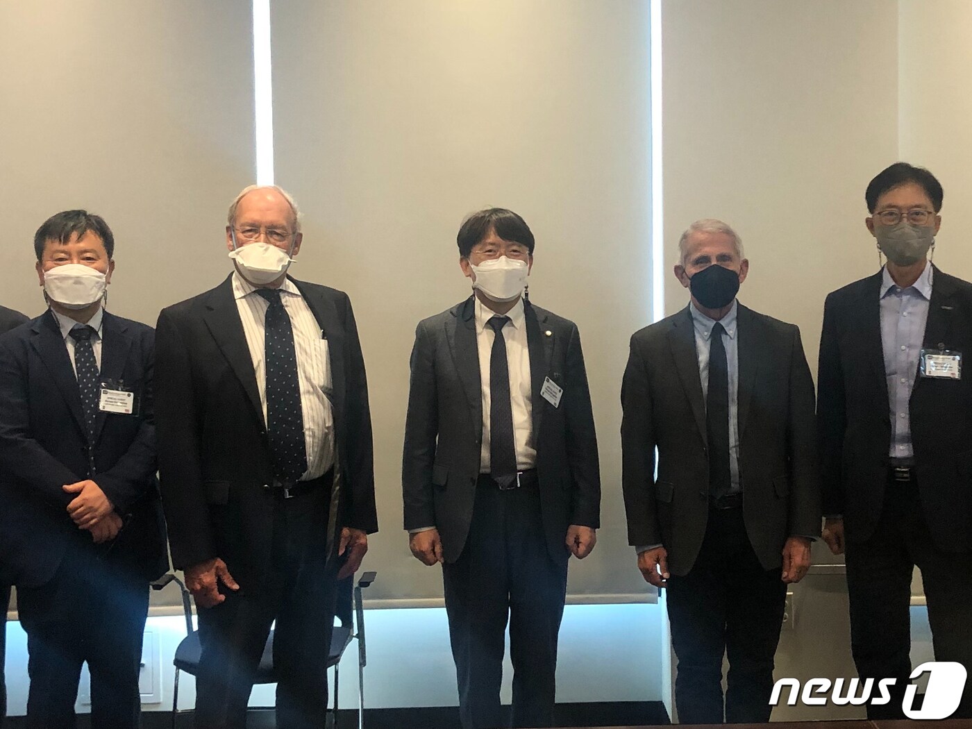 기초과학연구원(IBS)은 미국 국립알레르기 및 전염병연구소(NIAID) 앤서니 파우치 소장과 만나 연구협력 방안을 논의했다. 왼쪽부터 최영기 IBS 한국바이러스기초연구소 소장, 휴 오킹클로스 NIAID 수석부소장, 노도영 IBS 원장, 앤서니 파우치 NIAID 소장, 이용훈 UNIST 총장.(기초과학연구원 측 자료 제공)