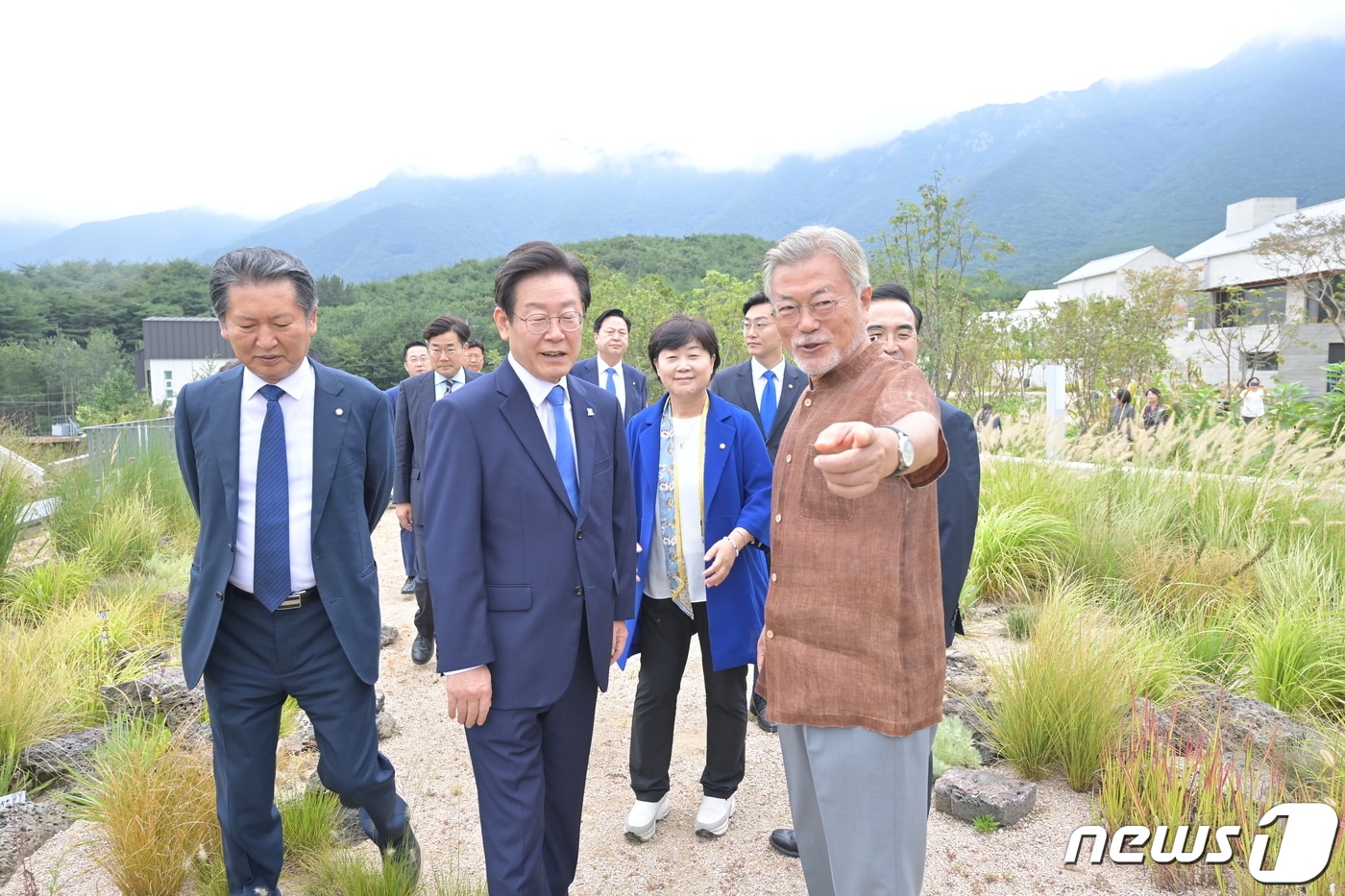 문재인 전 대통령과 이재명 더불어민주당 신임 당대표 등 지도부가 29일 경남 양산시 하북면 평산마을 사저를 둘러보고 있다. &#40;더불어민주당 제공&#41; 2022.8.29/뉴스1