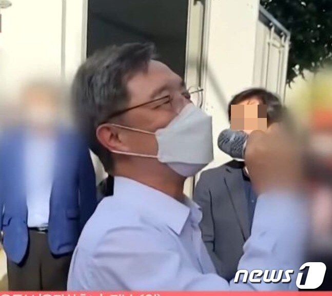 2021년 8월 6일 당시 최재형 전 감사원장이 대구 서문시장을 찾아 지지를 호소하고 있는 모습. 최재형 국민의힘 의원은 선거기간이 아님에도 확성장치를 이용했다는 이유로 선거법 위반혐의로 고발당했다. 검찰이 29일 불구속 기소하자 최 의원은 "선관위 경고에서 끝난 일이었다"라는 해명과 함께 "송구하다"고 했다. (우파삼촌TV 갈무리) ⓒ 뉴스1