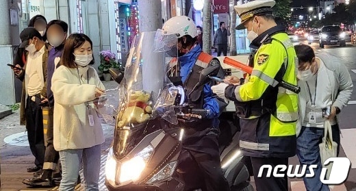 이륜차 법규 위반 행위 단속 현장.&#40;제주경찰청 제공&#41;