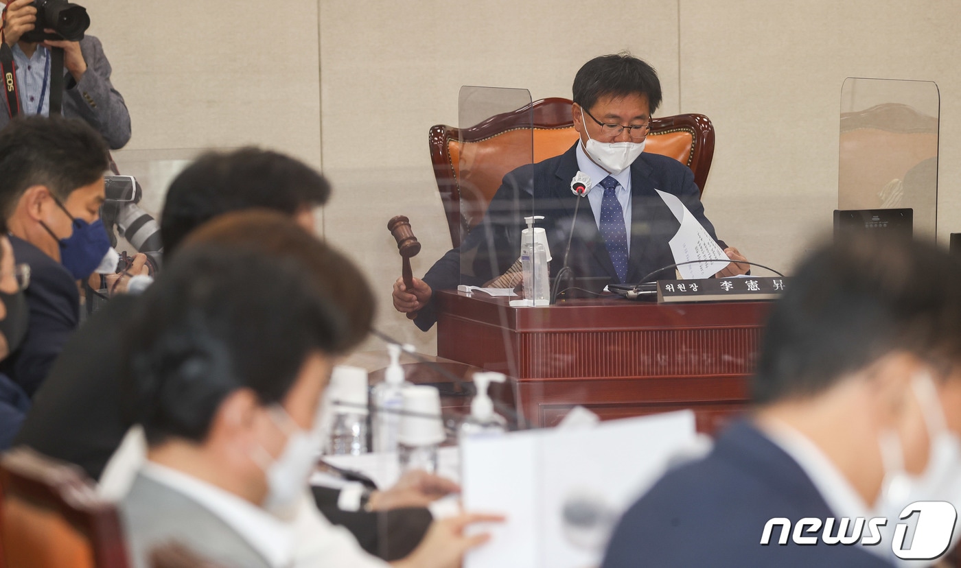 이헌승 국회 국방위원회 위원장이 31일 서울 여의도 국회에서 열린 국방위원회 전체회의에서 의사봉을 두드리고 있다. (공동취재) 2022.8.31/뉴스1 ⓒ News1 이재명 기자