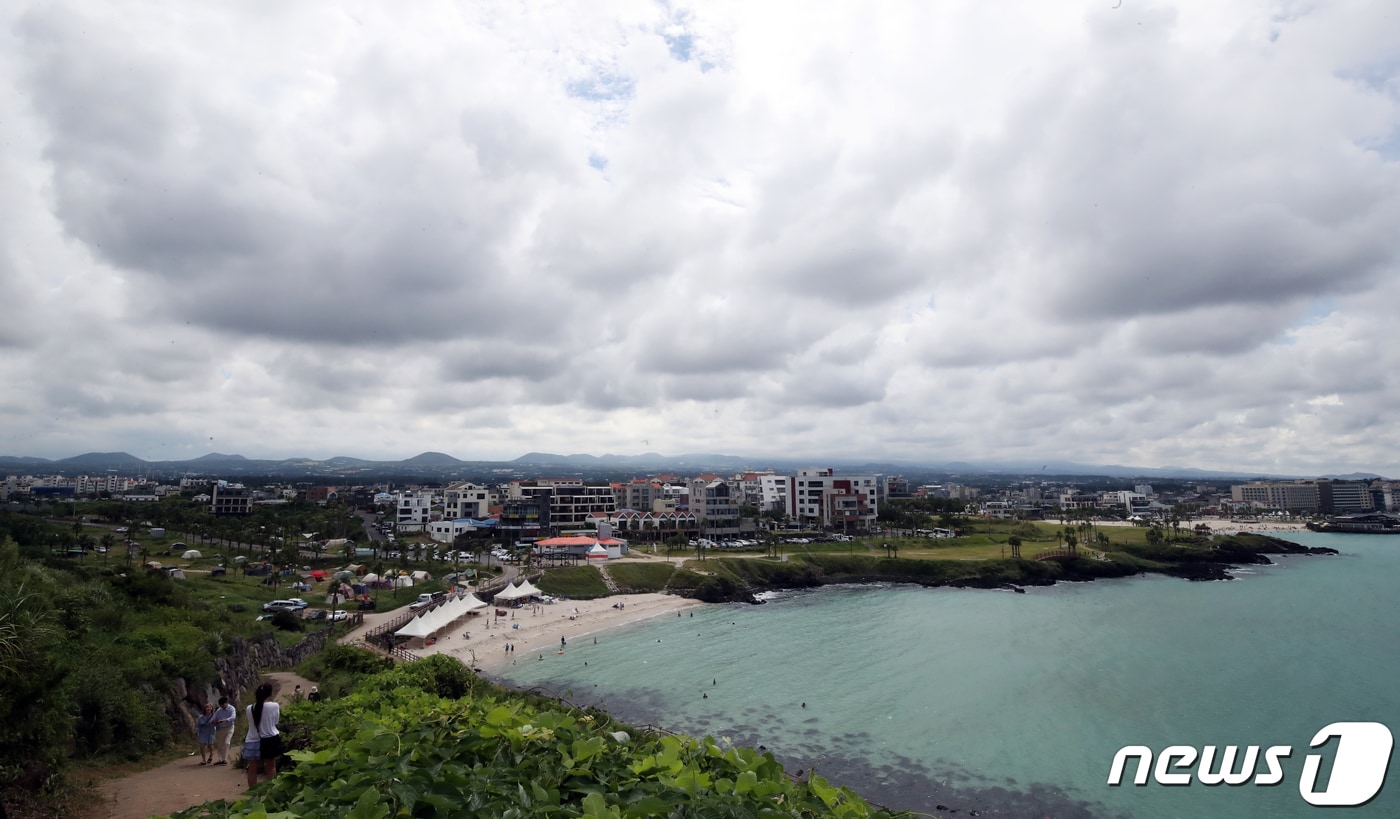 제주시 조천읍 서우봉에서 바라본 하늘에 구름이 가득 껴있다.ⓒ News1 DB