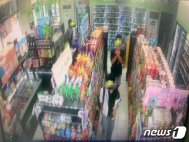 제주 연동의 한 편의점에서 청소년 3명이 방문, 담배와 라이터를 훔치는 모습. ('보배드림' 갈무리)