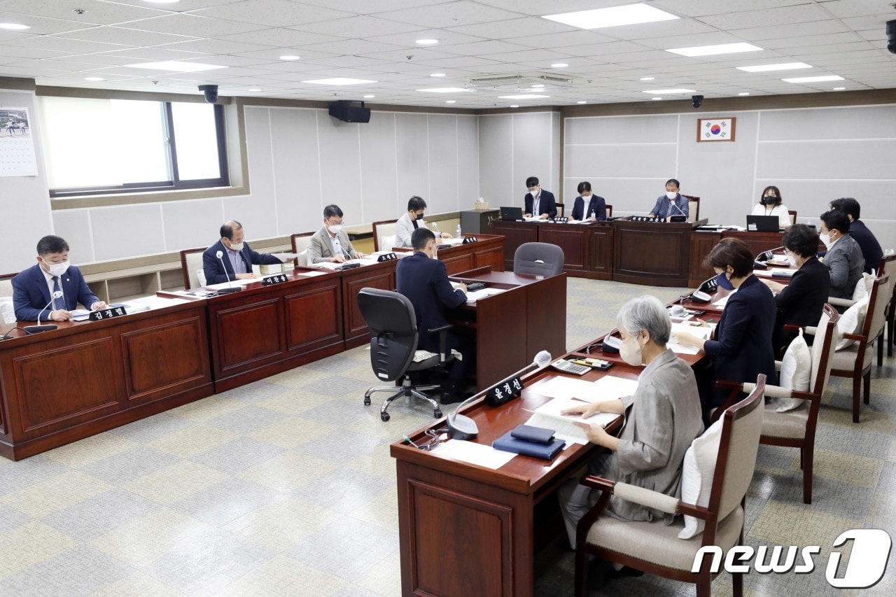 수원시의회 문화체육교육위원회 조례안 심의.(수원시의회 제공)