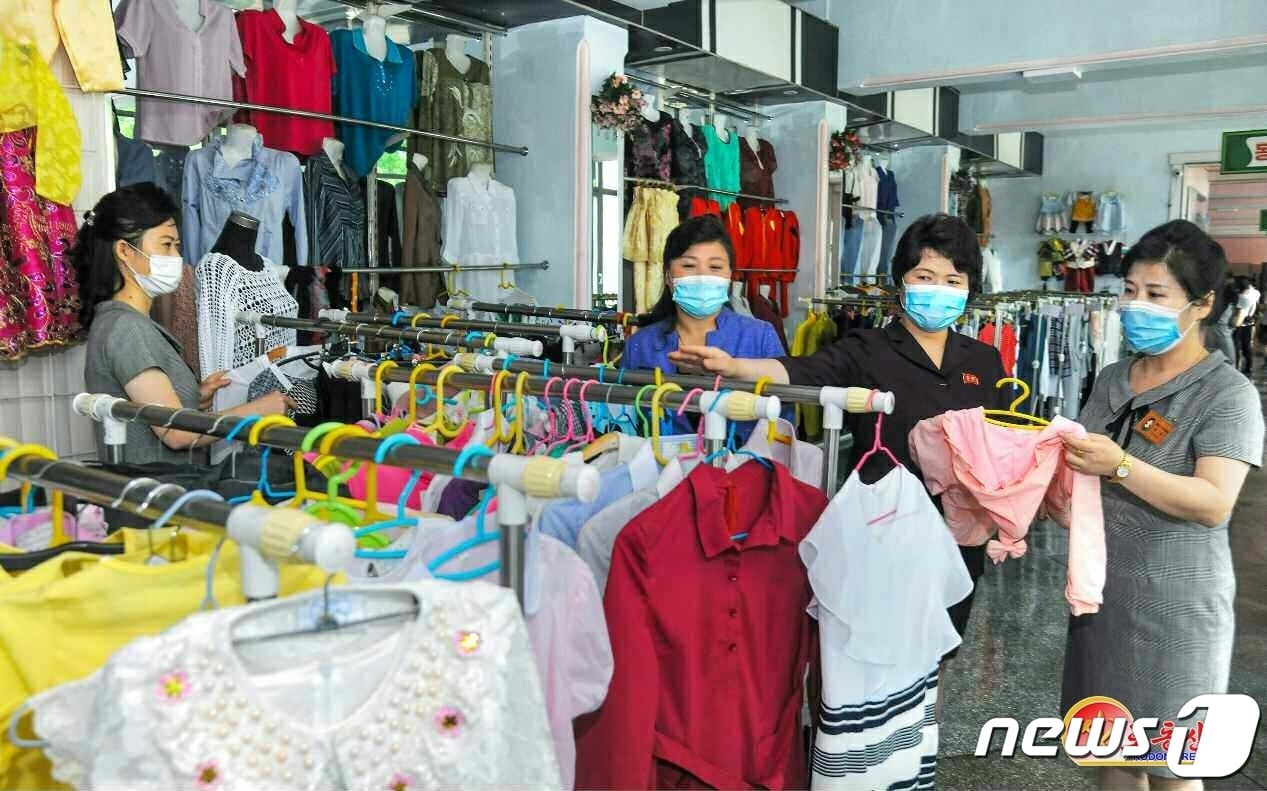 (평양 노동신문=뉴스1) = 북한 노동당 기관지 노동신문은 4일 "당 중앙위원회 제8기 제5차 전원회의 사상을 받들고 평안남도, 함경북도, 개성시에서 소비품 문제 해결을 위한 생산 투쟁, 증산 투쟁을 힘있게 벌이고 있다"라고 보도했다. [국내에서만 사용가능. 재배포 금지. DB 금지. For Use Only in the Republic of Korea. Redistribution Prohibited] rodongphoto@news1.kr