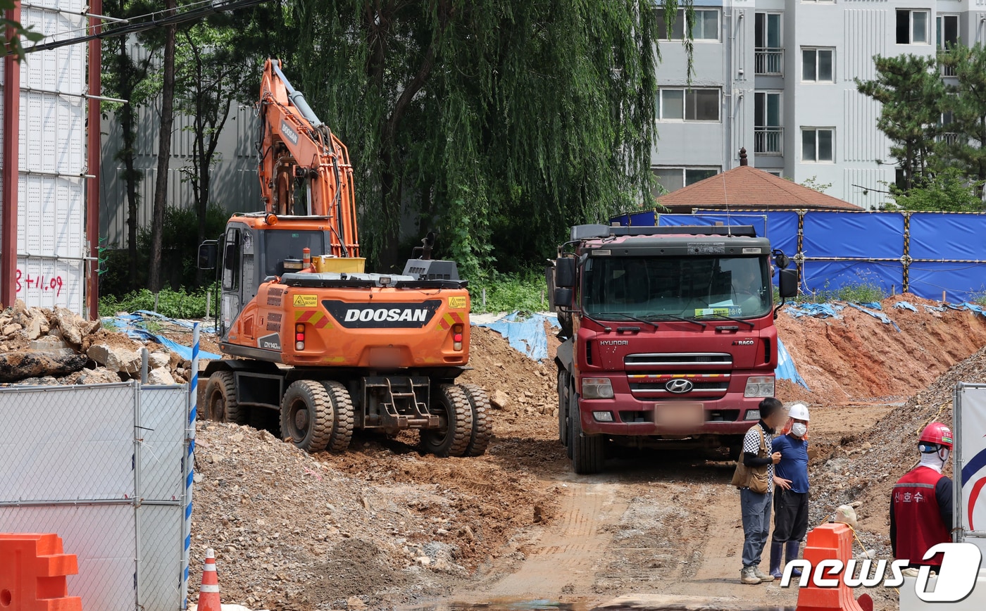  한 건설현장에서 운행 중인 굴착기와 덤프트럭. (뉴스1/DB)