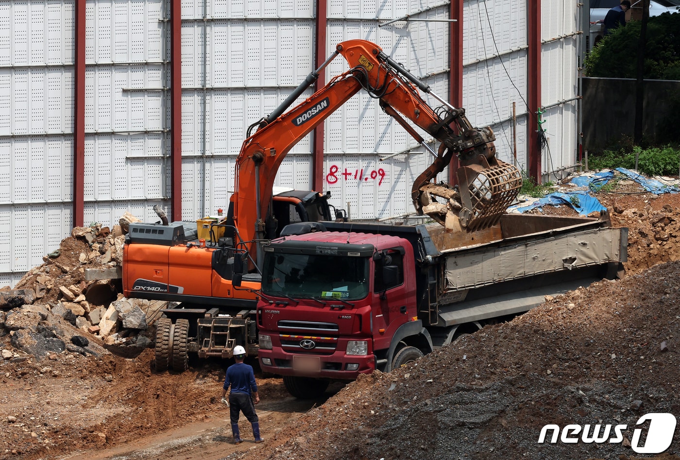 전북 진안군 일자리센터가 군민과 청년들의 취업·창업 기회를 확대하기 위해 중장비(굴착기, 지게차) 교육을 실시한다.<자료사진>/뉴스1 ⓒ News1 김진환 기자