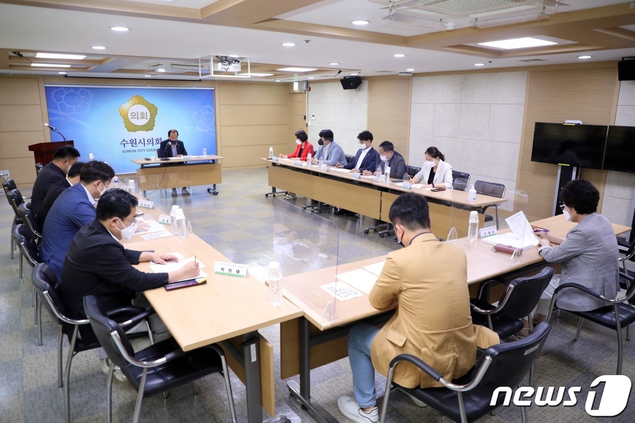 수원시의회 예산결산특별위원들이 시 주요 예산 현안을 공유하고 있다. ⓒ 뉴스1