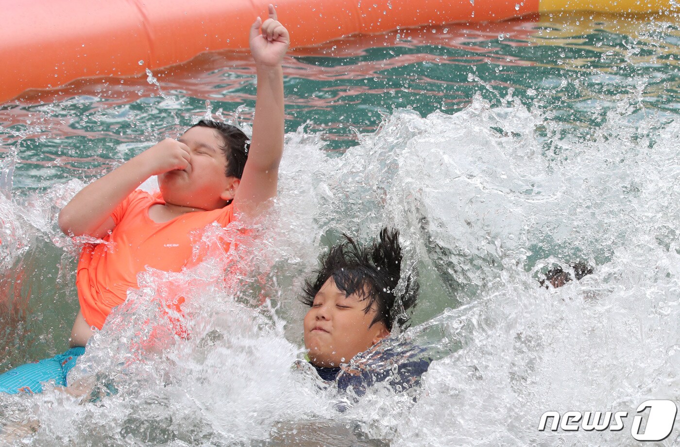 충남 논산 연산면 양지서당에서 아이들이 물놀이를 하며 더위를 식히고 있다. 2022.8.4/뉴스1 ⓒ News1 김기태 기자
