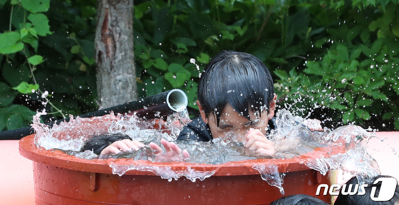 5일 폭염특보가 내려진 대전·충남은 내륙을 중심으로 최고체감온도가 33~35도 이상으로 올라 매우 더울 것으로 예보됐다. 충남 논산 연산면 양지서당에서 아이들이 물놀이를 하며 더위를 식히고 있다. /뉴스1 ⓒ News1 김기태 기자