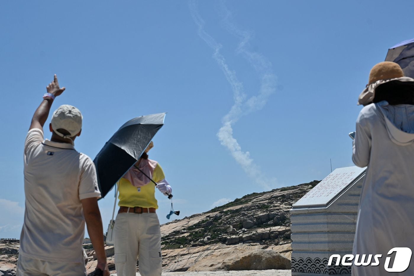 4일(현지시간) 중국군이 발사한 발사체에서 나온 연기가 푸젠성의 핑탄섬에서 보인다. 중국군은 이날 낮, 낸시 펠로시 미국 국회의장의 대만 방문에 항의하는 차원에서 사실상 대만을 포위하는 군사훈련을 시작했다. ⓒ AFP=뉴스1 ⓒ News1 박기현 기자