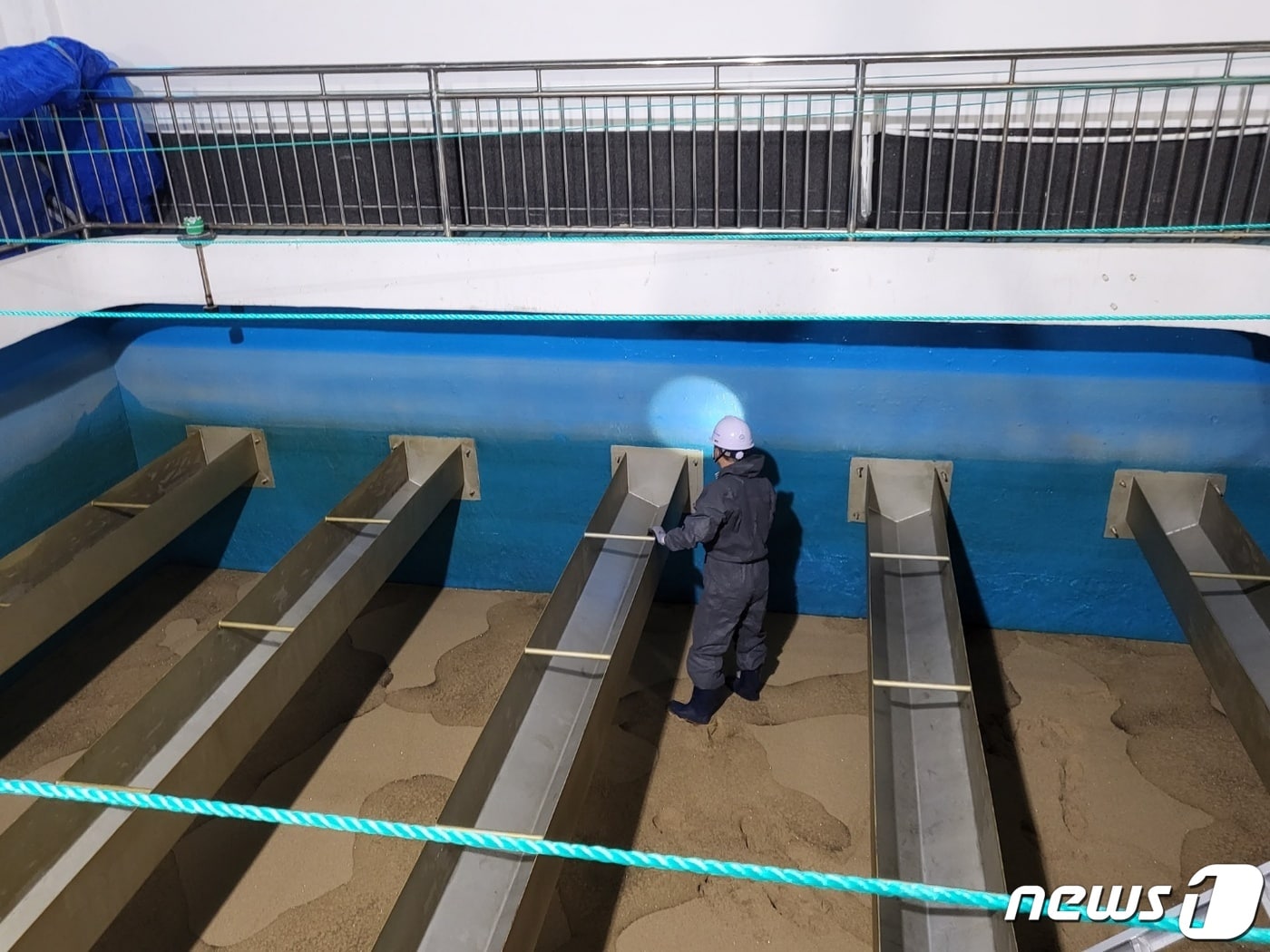 밀양시가 4일 환경부 낙동강유역환경청, 한국수자원공사와 정수장 위생관리 실태 특별 합동점검을 실시하고 있다. (밀양시 제공) ⓒ 뉴스1