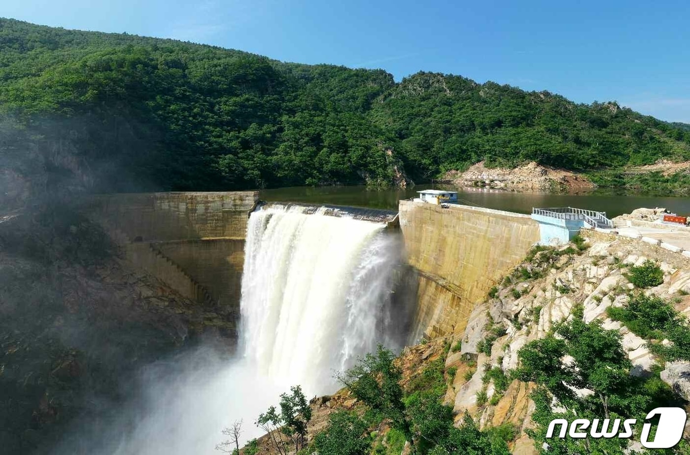 (평양 노동신문=뉴스1) = 북한 노동당 기관지 노동신문은 5일 "어랑천발전소 건설 총계획도에 반영된 마지막 공사 대상인 3호 발전소건설이 완공됐다"며 "함경북도의 경제발전과 인민 생활 향상을 위한 새로운 도약대가 마련됐다＂라고 보도했다. [국내에서만 사용가능. 재배포 금지. DB 금지. For Use Only in the Republic of Korea. Redistribution Prohibited] rodongphoto@news1.kr