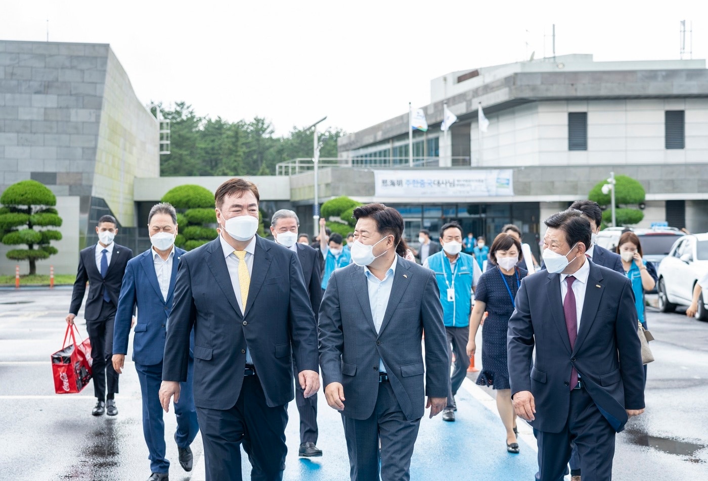 제주삼다수 스마트팩토리에 방문한 중국 대사 일행. 오른쪽부터 김정학 제주개발공사 사장, 오영훈 제주도지사, 싱하이밍 주한중국대사(제주특별자치도개발공사 제공)ⓒ 뉴스1