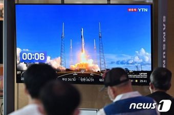 5일 서울에 있는 철도역에서 사람들이 미국 플로리다주 케이프커내버럴 우주기지에서 스페이스X 팰컨9 로켓이 한국 최초의 달 탐사선 다누리와 함께 발사되는 장면을 생중계하는 TV화면을 보고 있다. ⓒ AFP=뉴스1 ⓒ News1 박기현 기자