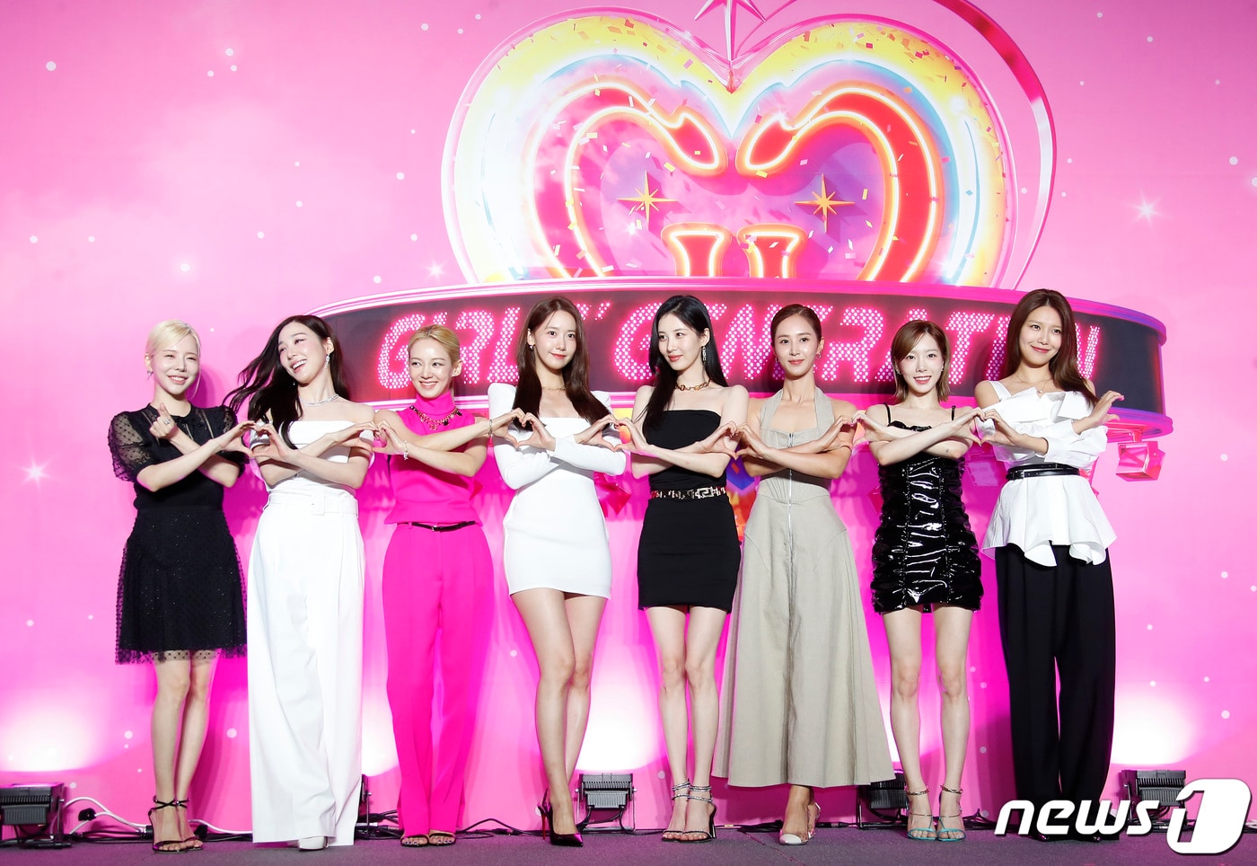 그룹 소녀시대(Girl's Generation) 써니(왼쪽부터)와 티파니, 효연, 윤아, 서현, 유리, 태연, 수영이 5일 오전 서울 강남구 인터컨티넨탈 서울 코엑스에서 가진 데뷔 15주년 기념 '포에버 원(OREVER 1)' 컴백 기자회견에서 포즈를 취하고 있다. 2022.8.5/뉴스1 ⓒ News1 권현진 기자