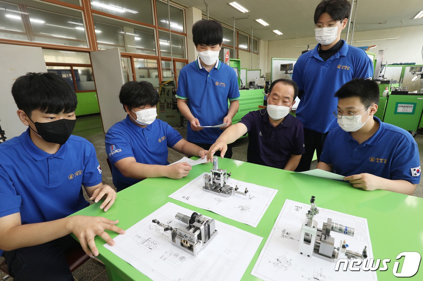 제57회 전국기능경기대회 출전을 준비하는 학생들이 여름방학도 잊은 채 실습실에 모여서 지도교사와 함께 폴리메카닉스 공개 도면을 바탕으로 실습 과제를 분석하고 있다. 2022.8.5/뉴스1 ⓒ News1 공정식 기자