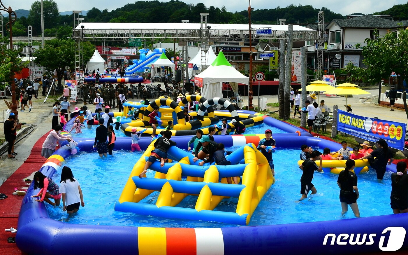 '2022 제18회 빅토리 부대(27·15사단)와 함께 하는 화천토마토축제' 개막일인 5일 강원 화천군 사내면 사창리를 방문한 관광객들이 축제장에 마련된 수영장에서 무더위를 식히고 있다.(화천군 제공)ⓒ 뉴스1