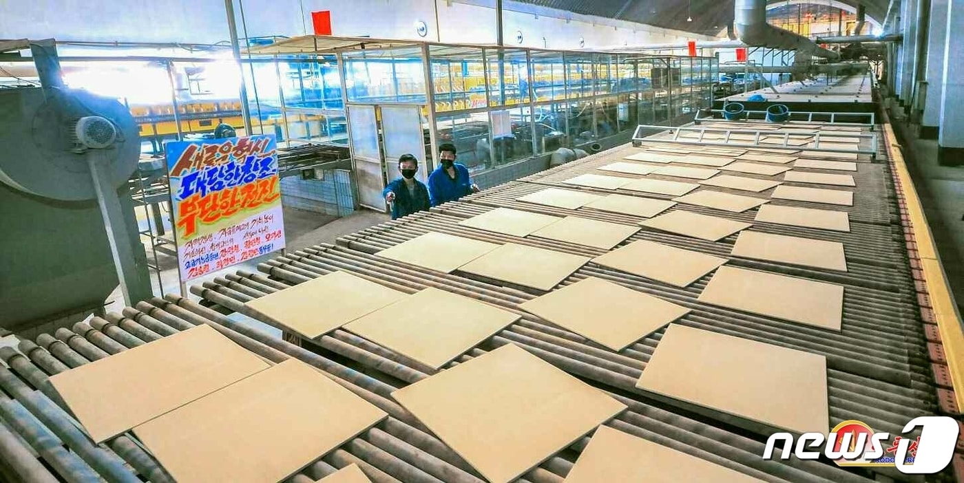 (평양 노동신문=뉴스1) = 북한 조선노동당 기관지 노동신문이 7일 지방·농촌건설에 필요한 각종 마감건재를 자급자족하기 위해 각지에서 진행하는 사업들을 소개했다. [국내에서만 사용가능. 재배포 금지. DB 금지. For Use Only in the Republic of Korea. Redistribution Prohibited] rodongphoto@news1.kr