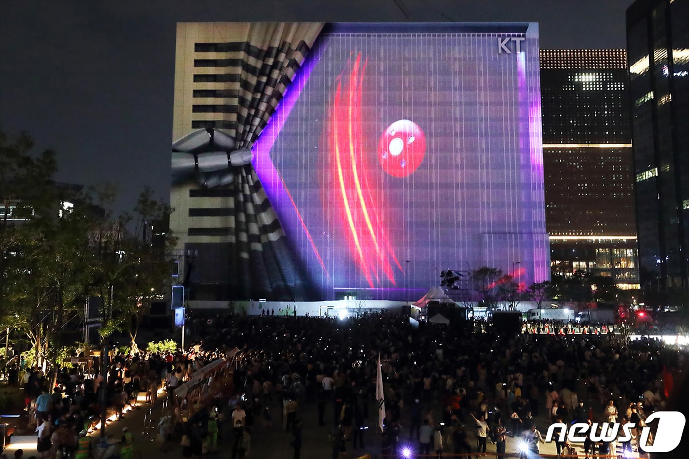 KT는 지난 6일 저녁 개최된 광화문광장 개장 기념행사 ‘광화문광장 빛모락(樂)’에서 리모델링 공사 중인 KT 광화문West 사옥 가림막을 활용한 미디어파사드 공연의 첫 선을 보였다고 7일 밝혔다. KT는 광화문광장 개장과 함께 KT 광화문 WEST 사옥 가림막을 ‘미디어파사드’로 활용해 앞으로 1년간 매일 저녁 일몰 시간 이후 실감형 미디어아트와 우리나라의 자연과 문화를 소개하는 영상 등을 통해 시민들에게 다양한 문화 콘텐츠 경험을 제공할 계획이다. 사진은 KT 광화문 West 사옥의 리모델링 공사 가림막을 활용한 미디어파사드 전경. (KT 제공) 2022.8.7/뉴스1