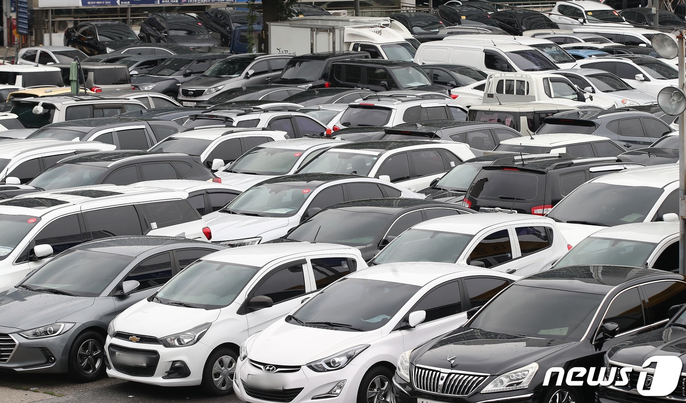 서울 성동구 장안평 중고차매매단지에 중고차들이 주차돼 있다. ./뉴스1 ⓒ News1 임세영 기자