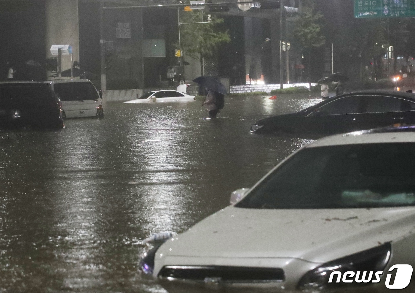 8일 서울 서초구 진흥아파트 인근 도로가 침수돼 차량이 물에 잠겨 있다. 2022.8.8 ⓒ 뉴스1 송원영 기자