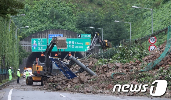 9일 오전 경기 성남시 분당구 용인서울고속도로 용인방면 서판교IC 인근 하산운터널에서 토사유출 사태가 발생해 관계자들이 복구 작업을 벌이는 모습. &#40;성남=뉴스1&#41; 김영운 기자ⓒ 뉴스1