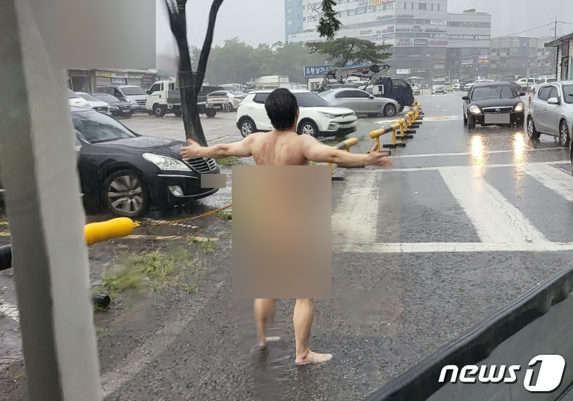 안산시 단원구에서 한 남성이 나체 상태로 비를 맞고 있다.(온라인 커뮤니티) ⓒ 뉴스1