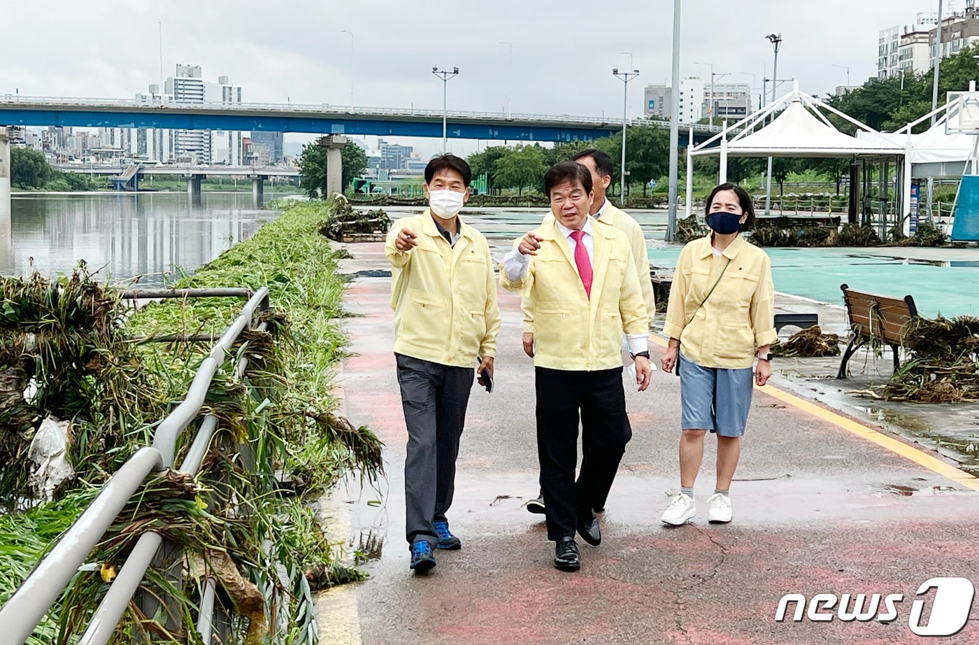 이필형 동대문구 구청장이 9일 직원들과 함께 중랑천 일대를 찾아 호우 상황을 점검하고 있다.&#40;동대문구 제공&#41;ⓒ 뉴스1