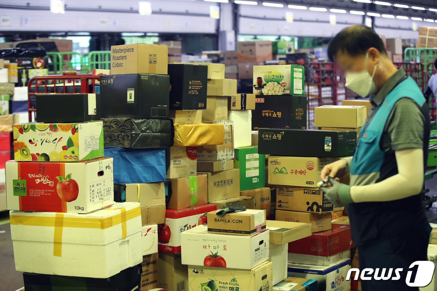 서울 광진구 동서울우편물류센터에서 집배원 등 직원들이 택배를 분류하고 있다. 2022.9.1/뉴스1 ⓒ News1 임세영 기자