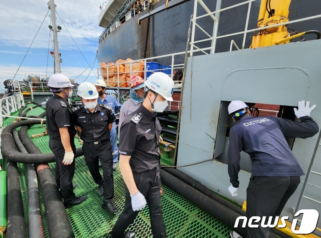 전남 여수세관과 경남서부세관 사천지원센터는 31일 남해군 일대를 돌며 해상밀수 차단 합동점검을 실시하고 있다.&#40;여수세관 제공&#41;2022.9.1/뉴스1 ⓒ News1 김동수 기자