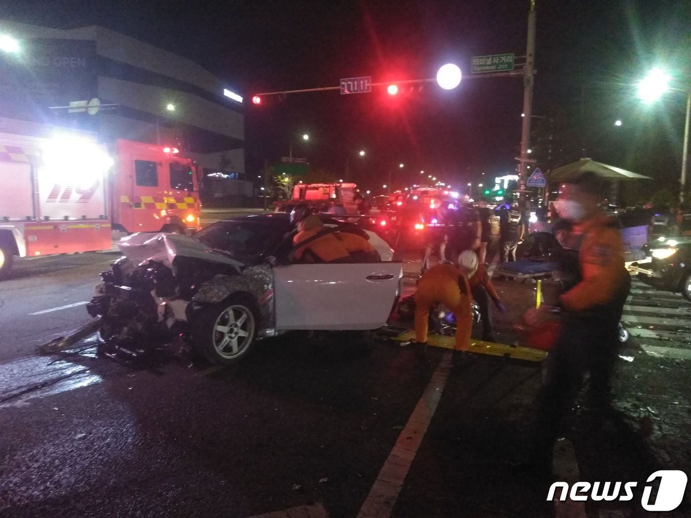 수원 터미널사거리 교통사고 현장 수습에 나선 소방관들.(경기도소방재난본부 제공)