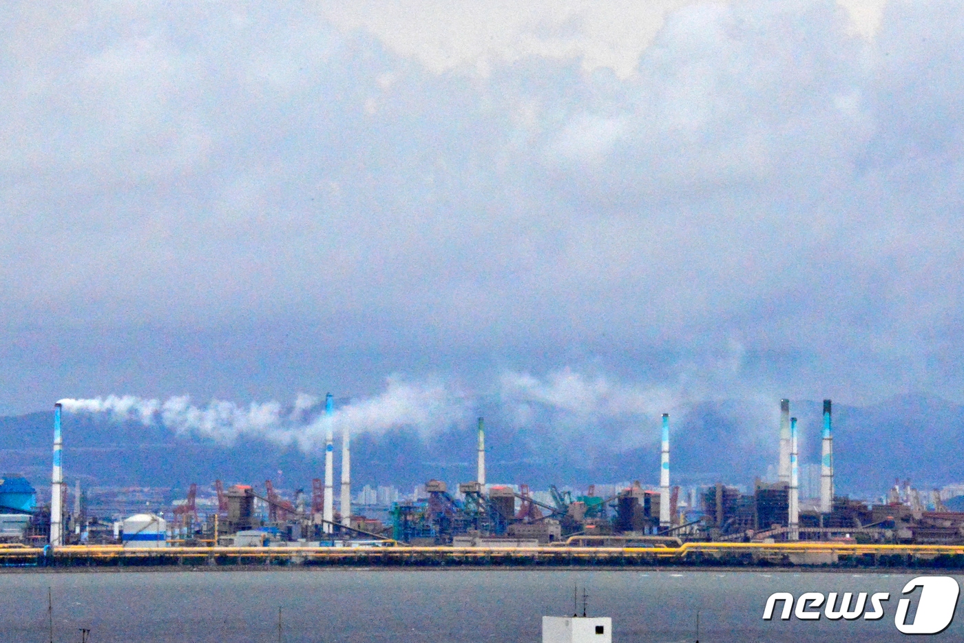  굴뚝마다 흰 연기가 피어오르고 있다. 2022.9.10 ⓒ 뉴스1 최창호 기자
